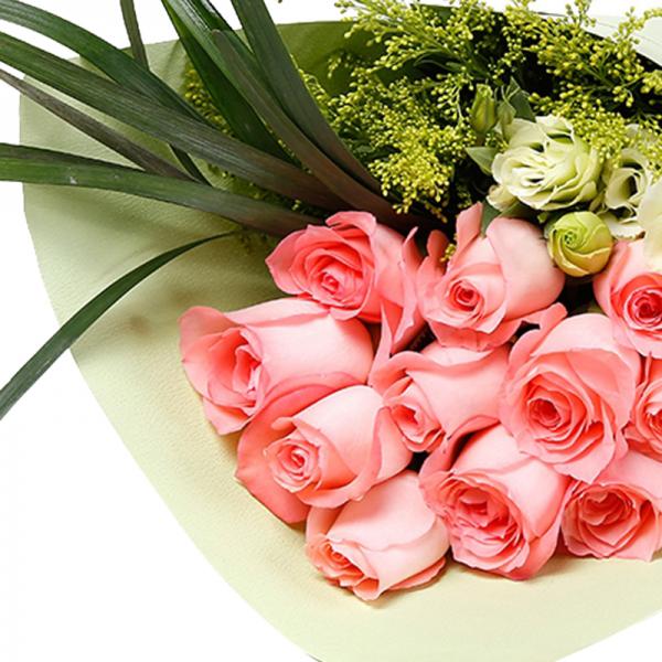 说爱你--11枝粉玫瑰礼盒装，桔梗 剑叶 黄莺搭配
