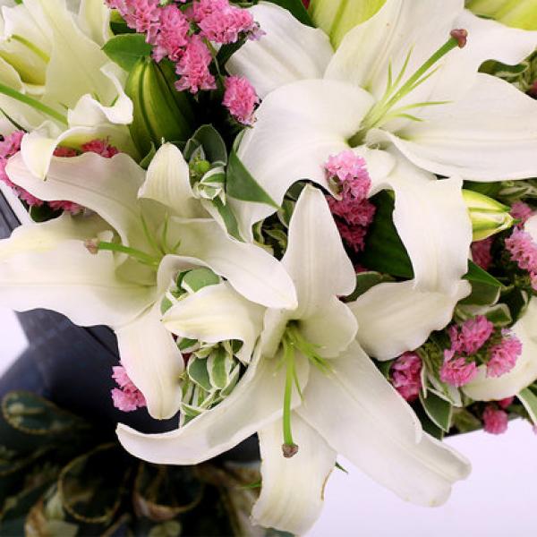 美妙时刻---7枝香水百合花束