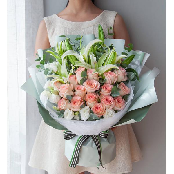 怦然心动--艾莎玫瑰19枝、白色洋桔梗3枝、5头白色香水百合3枝、尤加利10枝